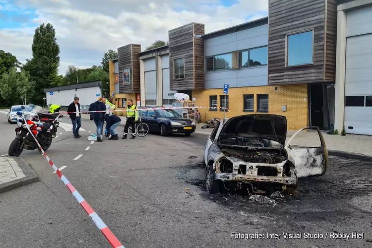 Ramkraak op bedrijfspand in Amsterdam: auto in brand gestoken