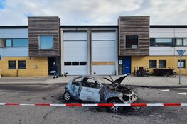 Ramkraak op bedrijfspand in Amsterdam: auto in brand gestoken