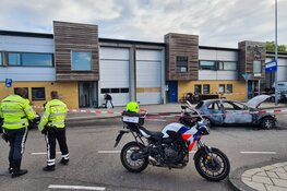 Ramkraak op bedrijfspand in Amsterdam: auto in brand gestoken