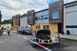 Ramkraak op bedrijfspand in Amsterdam: auto in brand gestoken