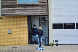 Ramkraak op bedrijfspand in Amsterdam: auto in brand gestoken