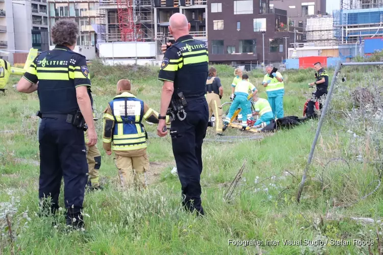 Man gereanimeerd na val van boot in Amsterdam-Noord