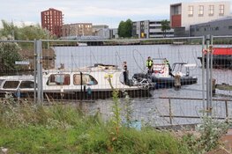 Man gereanimeerd na val van boot in Amsterdam-Noord