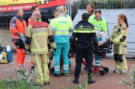 Man gereanimeerd na val van boot in Amsterdam-Noord