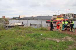 Man gereanimeerd na val van boot in Amsterdam-Noord