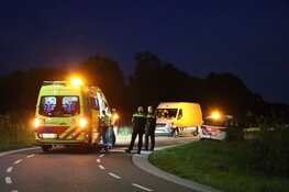 Auto op de kop in de sloot bij Ouderkerk aan de Amstel