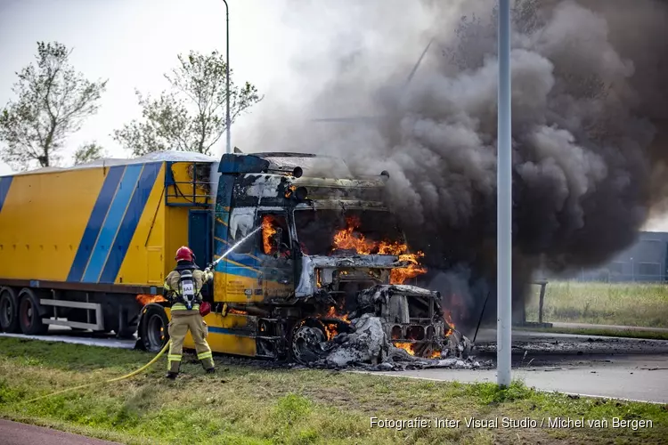 Vrachtwagen volledig uitgebrand Ruijgoordweg Amsterdam