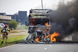 Vrachtwagen volledig uitgebrand Ruijgoordweg Amsterdam