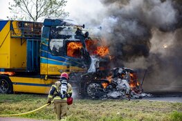 Vrachtwagen volledig uitgebrand Ruijgoordweg Amsterdam