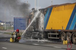 Vrachtwagen volledig uitgebrand Ruijgoordweg Amsterdam
