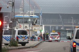 Man neergestoken op pont in Amsterdam, politie schiet verdachte neer