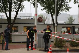 Man neergestoken op pont in Amsterdam, politie schiet verdachte neer