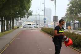 Man neergestoken op pont in Amsterdam, politie schiet verdachte neer