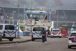 Man neergestoken op pont in Amsterdam, politie schiet verdachte neer