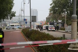 Man neergestoken op pont in Amsterdam, politie schiet verdachte neer