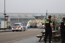 Man neergestoken op pont in Amsterdam, politie schiet verdachte neer