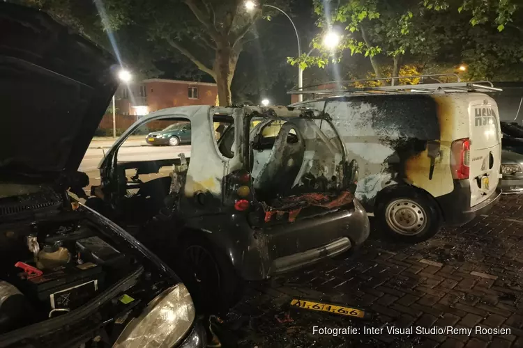Meerdere auto&#39;s beschadigd bij brand in Geuzenveld