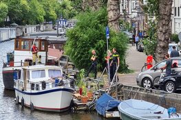 Winkeldief vlucht gracht in