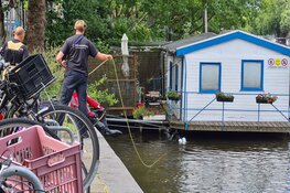 Winkeldief vlucht gracht in
