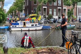 Winkeldief vlucht gracht in