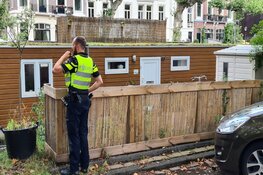 Winkeldief vlucht gracht in