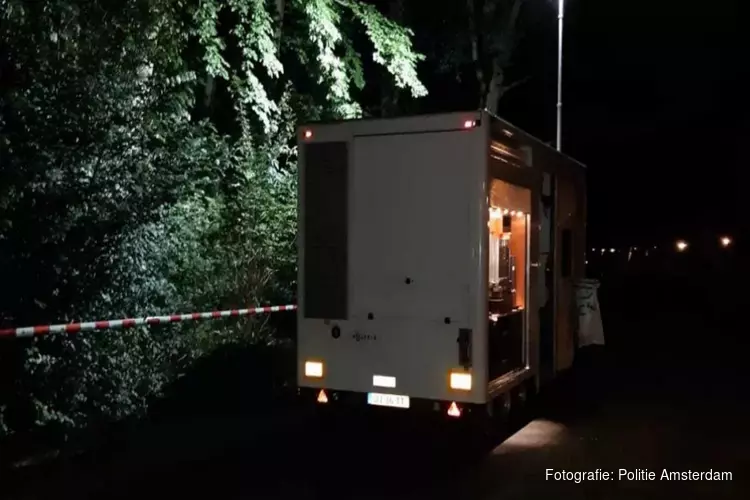 Zwaargewonde, mogelijk dakloze man gevonden in park Amsterdam