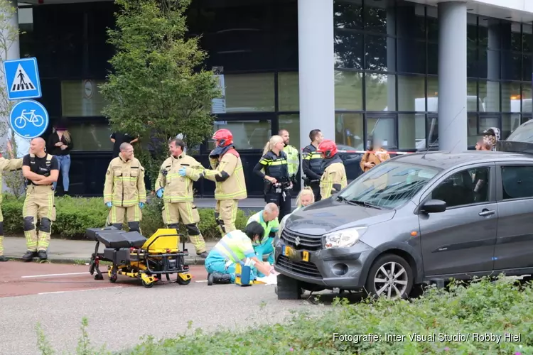 Fietser onder auto na aanrijding Amsterdam