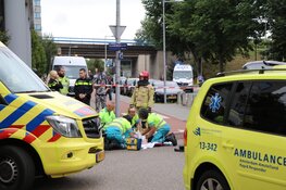 Fietser onder auto na aanrijding Amsterdam