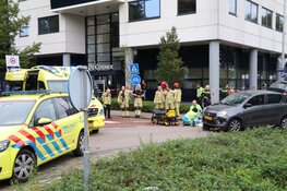 Fietser onder auto na aanrijding Amsterdam