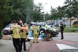 Fietser onder auto na aanrijding Amsterdam