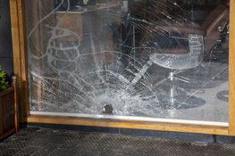 Ruit vernield na explosie bij kapperszaak in Amsterdam Nieuw-West
