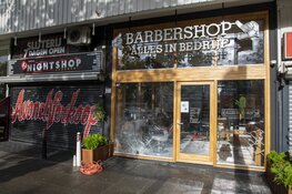 Ruit vernield na explosie bij kapperszaak in Amsterdam Nieuw-West