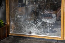 Ruit vernield na explosie bij kapperszaak in Amsterdam Nieuw-West