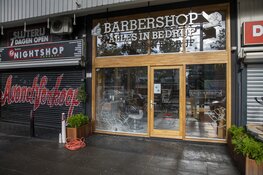 Ruit vernield na explosie bij kapperszaak in Amsterdam Nieuw-West