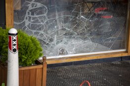Ruit vernield na explosie bij kapperszaak in Amsterdam Nieuw-West