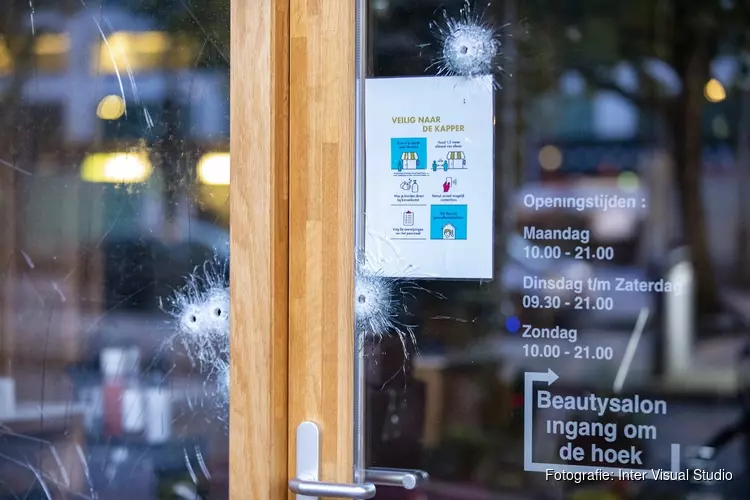 Gezocht: Beschieting en explosief kapperszaak Slotermeerlaan