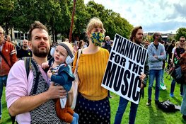 Manifestitatie vóór het nachtleven op Museumplein van start gegaan