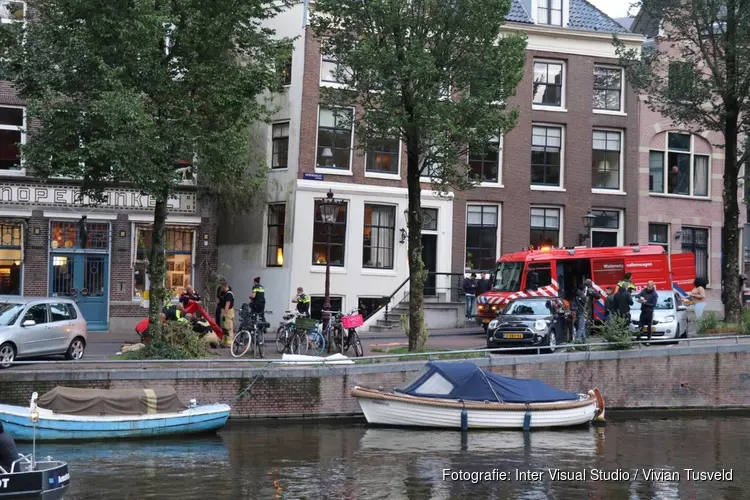 Vrouw uit water Herengracht gehaald