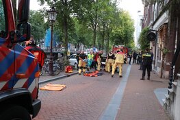 Vrouw uit water Herengracht gehaald