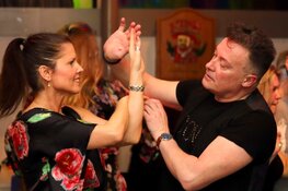 Dat had ik nooit achter hem gezocht.... hij danst Salsa!