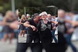 Dat had ik nooit achter hem gezocht.... hij danst Salsa!