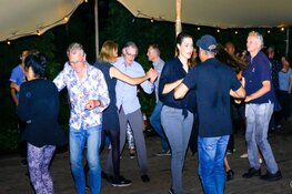 Dat had ik nooit achter hem gezocht.... hij danst Salsa!