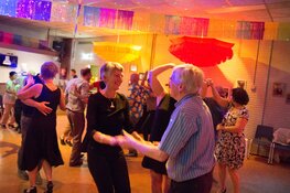 Dat had ik nooit achter hem gezocht.... hij danst Salsa!