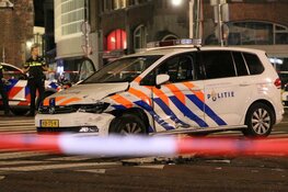 Busje ramt politieauto, agenten schieten bij aanhouding