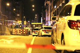 Busje ramt politieauto, agenten schieten bij aanhouding