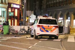 Busje ramt politieauto, agenten schieten bij aanhouding