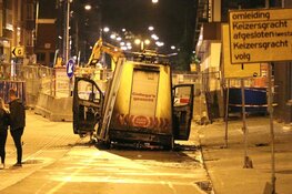 Busje ramt politieauto, agenten schieten bij aanhouding