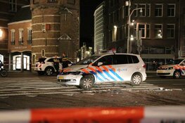 Busje ramt politieauto, agenten schieten bij aanhouding