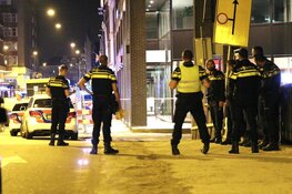 Busje ramt politieauto, agenten schieten bij aanhouding