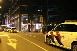 Busje ramt politieauto, agenten schieten bij aanhouding